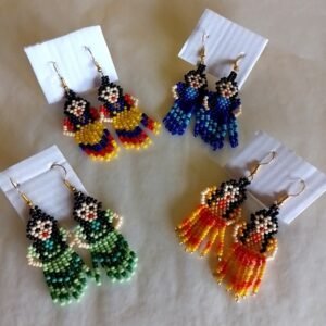 Aretes artesanales de chaquira con figura de mujeres campesinas